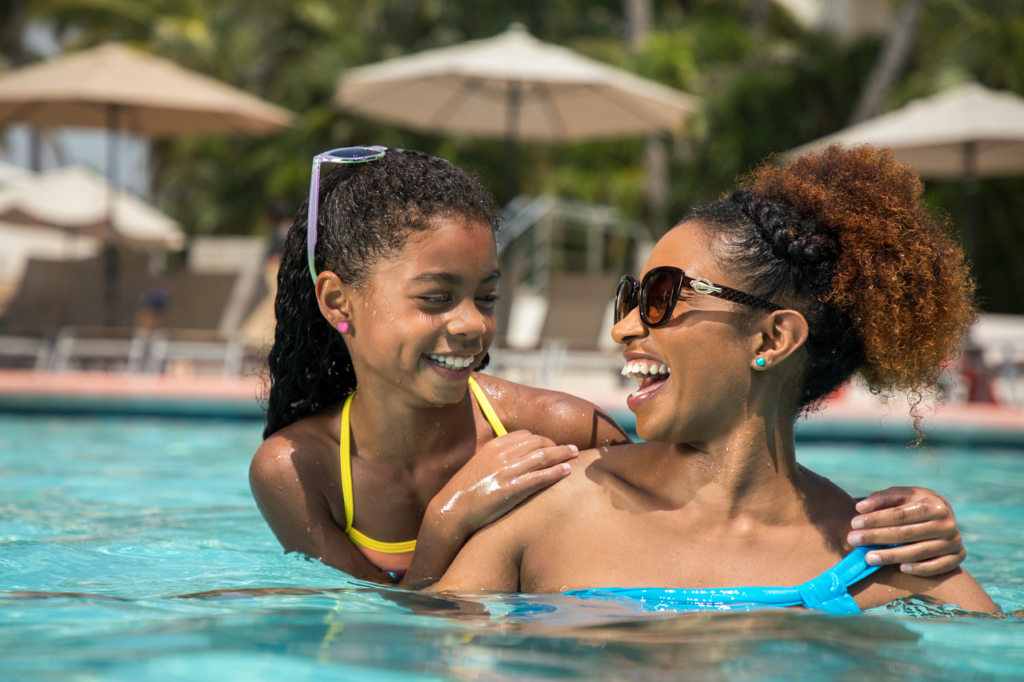 sudix pool mom daughter lifestyle03 am.png